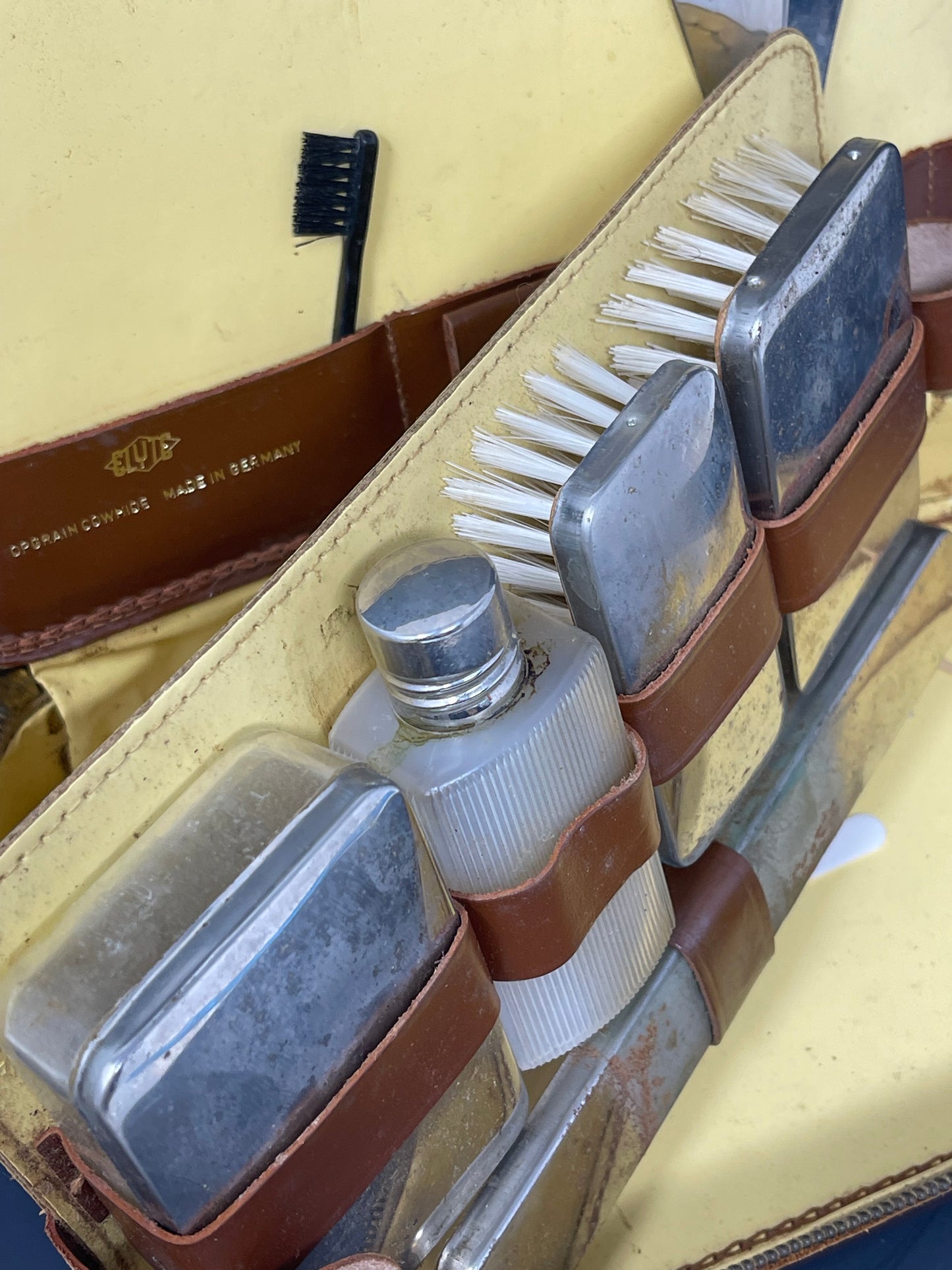 Vintage Leather Men's Grooming Kit