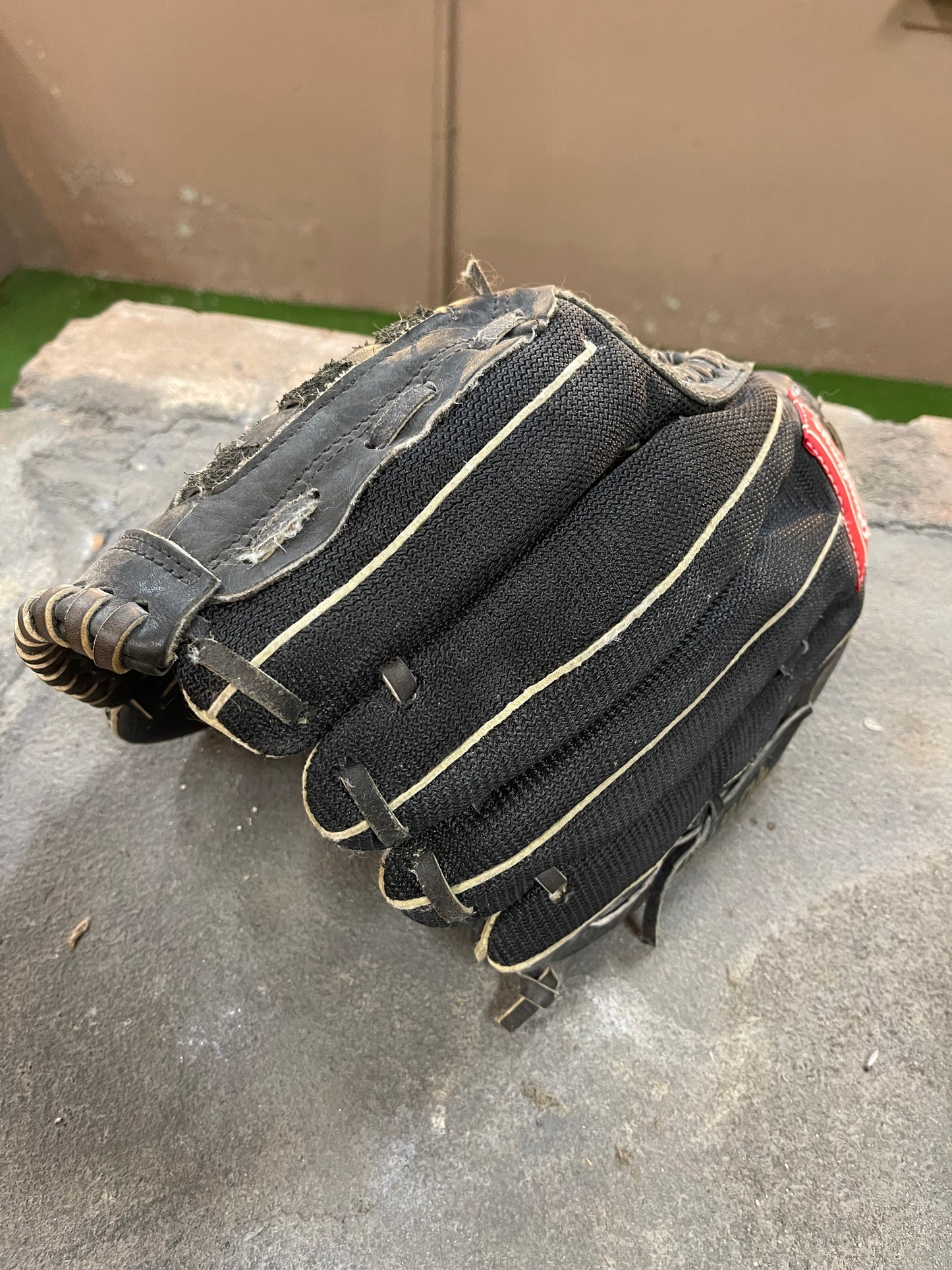 Rawling Black Baseball Mitt