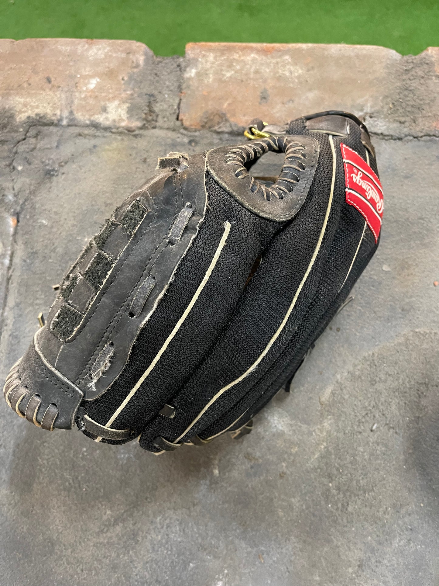 Rawling Black Baseball Mitt