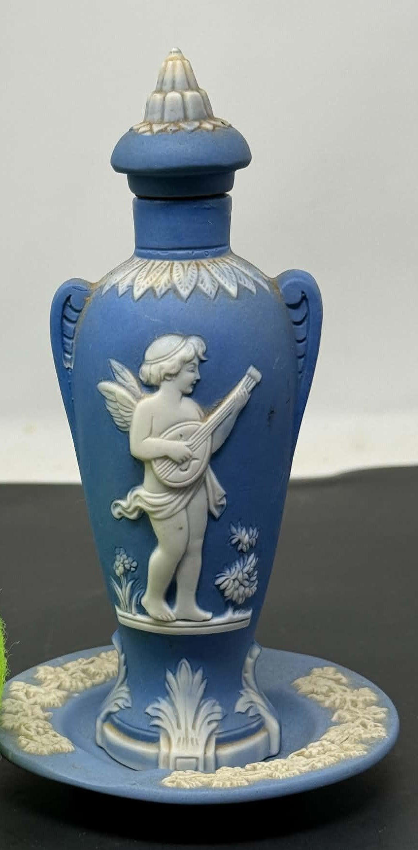Blue Wedgwood decorative vase main product photo without tennis ball